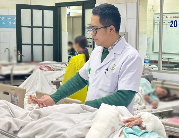 Cụ b&agrave; 75 tuổi bị ch&oacute; tấn c&ocirc;ng dập n&aacute;t hai tay, g&atilde;y hở xương- Ảnh 1.