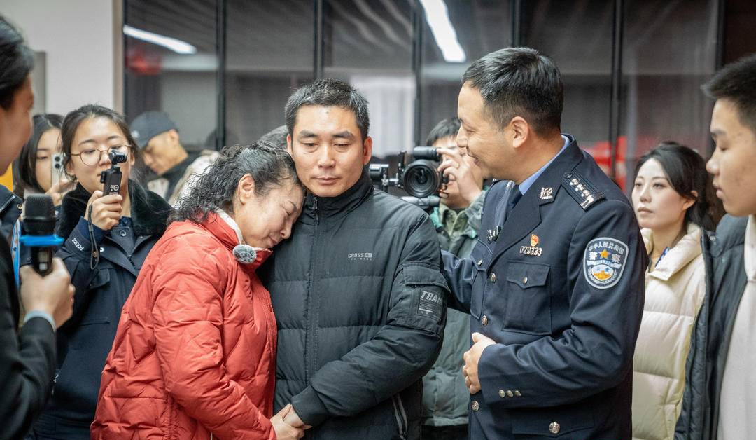 1 lần đưa con đi mua sắm Tết, cặp cha mẹ vướng phải bi kịch k&eacute;o d&agrave;i suốt 37 năm: C&aacute;i kết mới l&agrave; điều kh&ocirc;ng ai ngờ!- Ảnh 1.