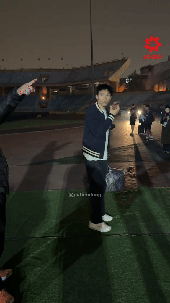 Đo&agrave;n Văn Hậu d&aacute;t cả trăm triệu đồng l&ecirc;n người- Ảnh 1.