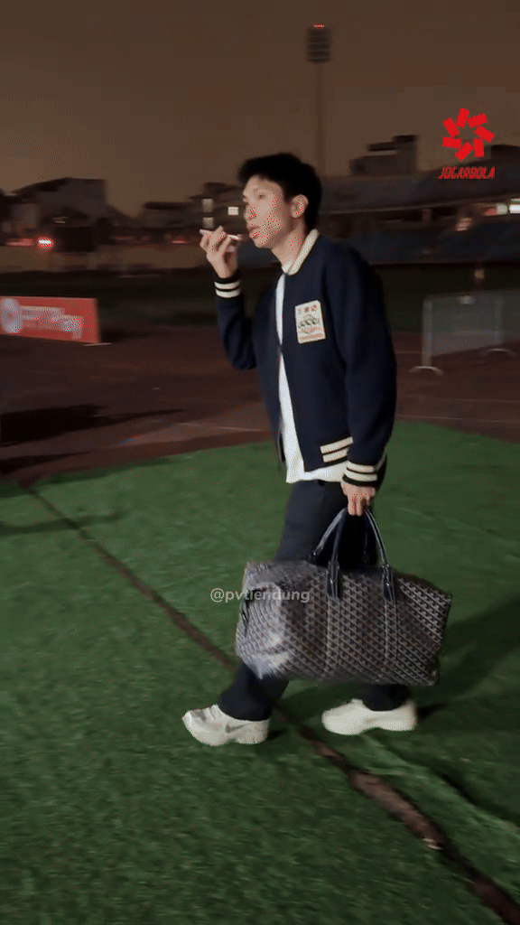 Đo&agrave;n Văn Hậu d&aacute;t cả trăm triệu đồng l&ecirc;n người- Ảnh 2.