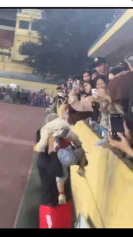 Văn Hậu h&ocirc;n Do&atilde;n Hải My giữa s&acirc;n H&agrave;ng Đẫy trước h&agrave;ng ng&agrave;n kh&aacute;n giả g&acirc;y x&ocirc;n xao- Ảnh 1.