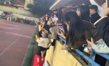 Văn Hậu h&ocirc;n Do&atilde;n Hải My giữa s&acirc;n H&agrave;ng Đẫy trước h&agrave;ng ng&agrave;n kh&aacute;n giả g&acirc;y x&ocirc;n xao- Ảnh 2.