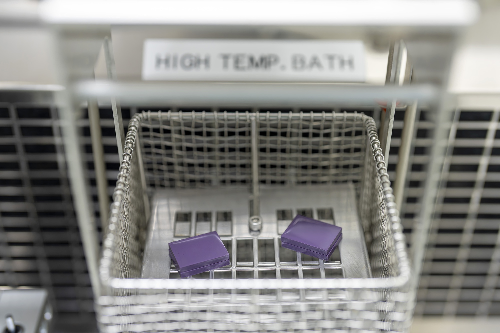 Lần đầu gh&eacute; &ldquo;ph&ograve;ng th&iacute; nghiệm độ bền&rdquo; iPhone tại Singapore: Tận mắt thấy Apple nh&uacute;ng nước s&ocirc;i, quăng quật sản phẩm!- Ảnh 3.