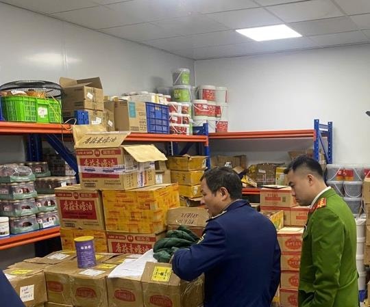 Ph&aacute;t hiện 1,5 tấn nguy&ecirc;n liệu thực phẩm kh&ocirc;ng r&otilde; nguồn gốc, li&ecirc;n kết với chuỗi lẩu nổi tiếng H&agrave; Nội- Ảnh 1.