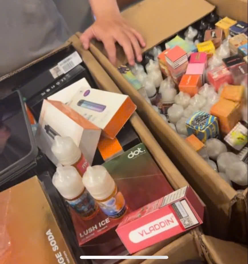 B&ecirc;n trong căn ph&ograve;ng b&iacute; mật của tr&ugrave;m đường d&acirc;y thuốc l&aacute; điện tử ở TPHCM- Ảnh 2.