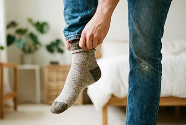 Tại sao b&aacute;c sĩ nổi tiếng Nhật Bản khuy&ecirc;n n&ecirc;n đứng mang tất thay v&igrave; ngồi?- Ảnh 1.