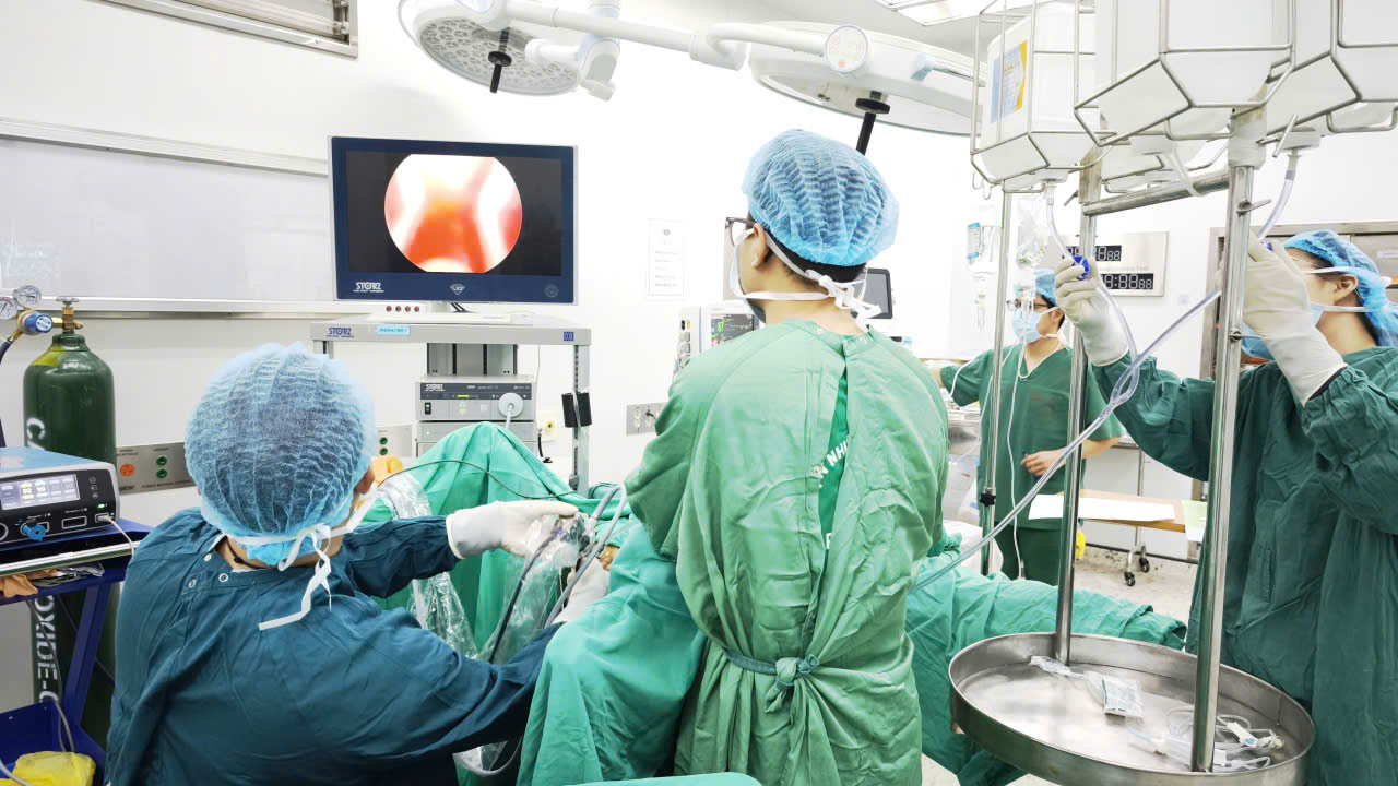 Kỳ t&iacute;ch y học Việt Nam: Cụ &ocirc;ng 94 tuổi được b&oacute;c u tiền liệt tuyến to gấp 5 lần b&igrave;nh thường- Ảnh 2.