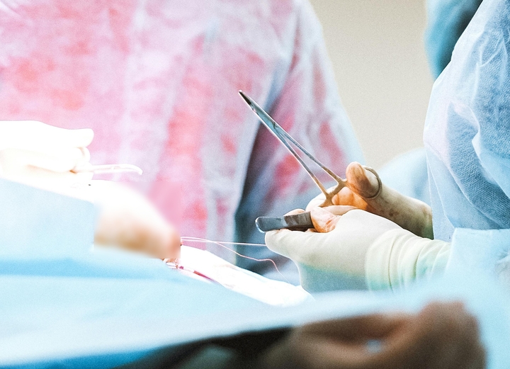 Ung thư c&oacute; n&ecirc;n phẫu thuật kh&ocirc;ng? Chuy&ecirc;n gia đ&iacute;nh ch&iacute;nh sai lầm về dao k&eacute;o- Ảnh 1.