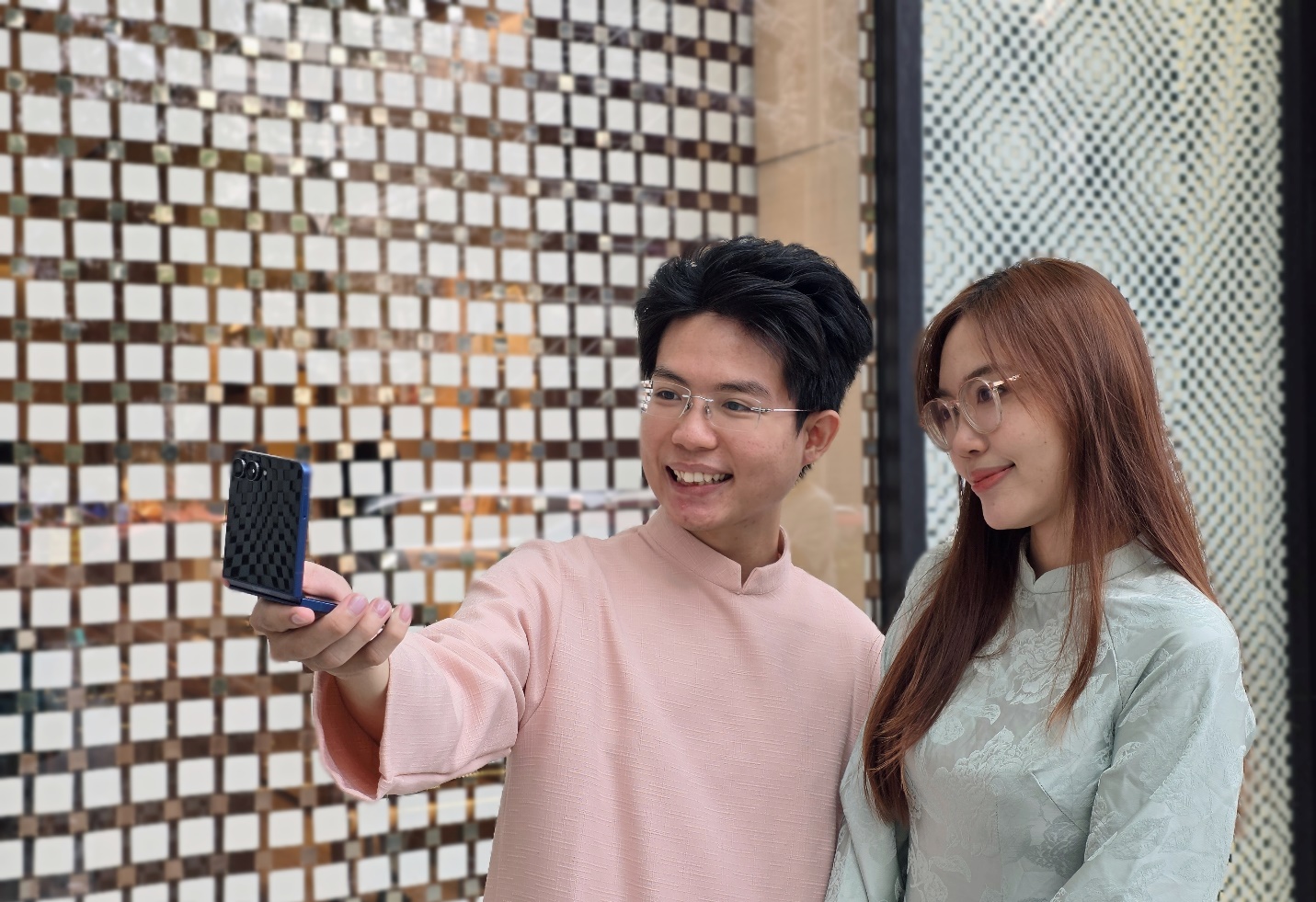 Tết kh&ocirc;ng c&ograve;n l&agrave; cuộc đua chụp ảnh khi mỗi gia đ&igrave;nh tự tạo bộ ảnh Tết ngay tại nh&agrave;- Ảnh 1.