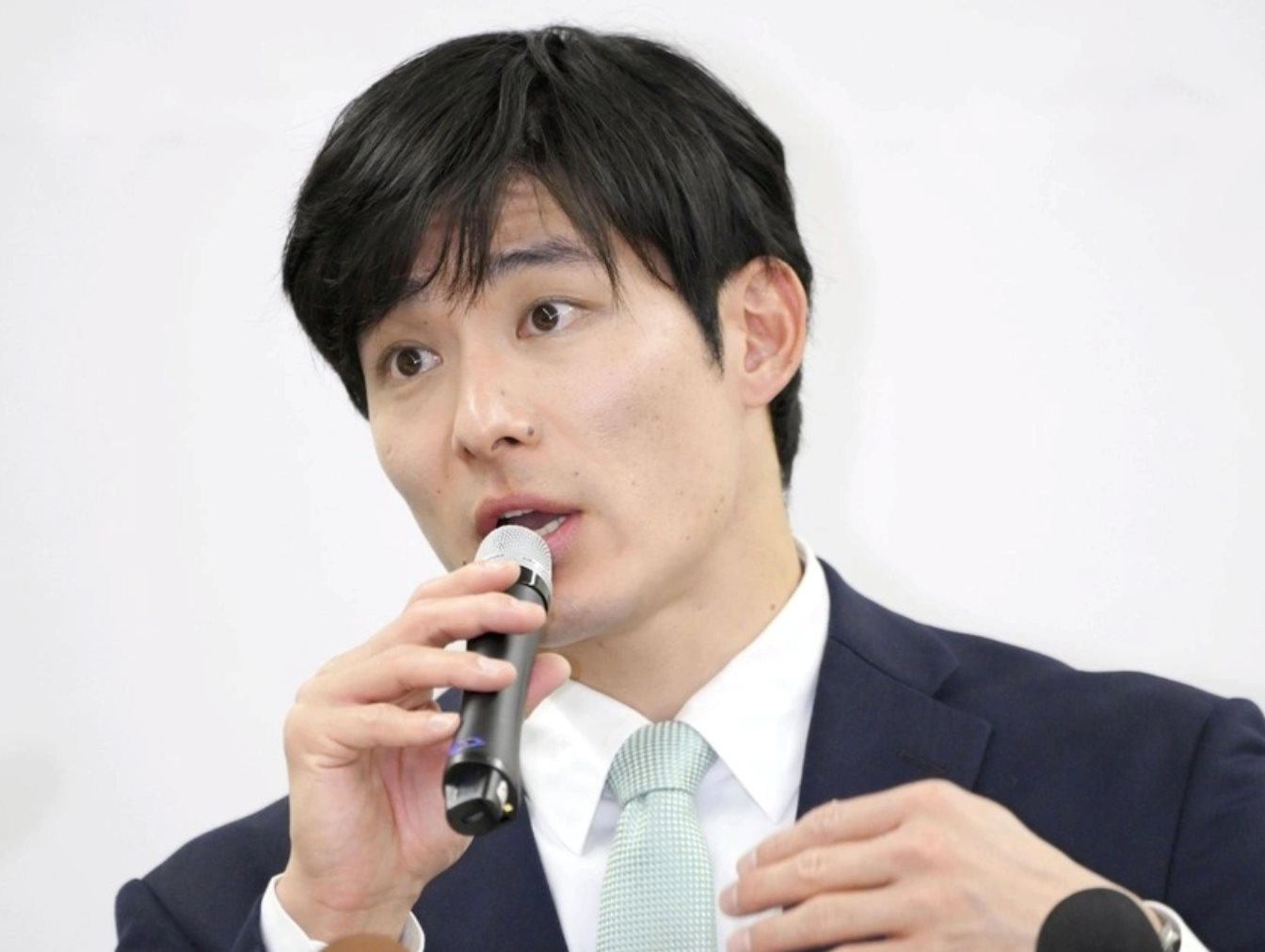 Thống đốc sinh năm 1990 g&acirc;y b&atilde;o to&agrave;n c&otilde;i mạng Nhật Bản: Đẹp trai như t&agrave;i tử điện ảnh, sở hữu 2 bằng cử nh&acirc;n, 1 bằng thạc sĩ tại Mỹ- Ảnh 2.