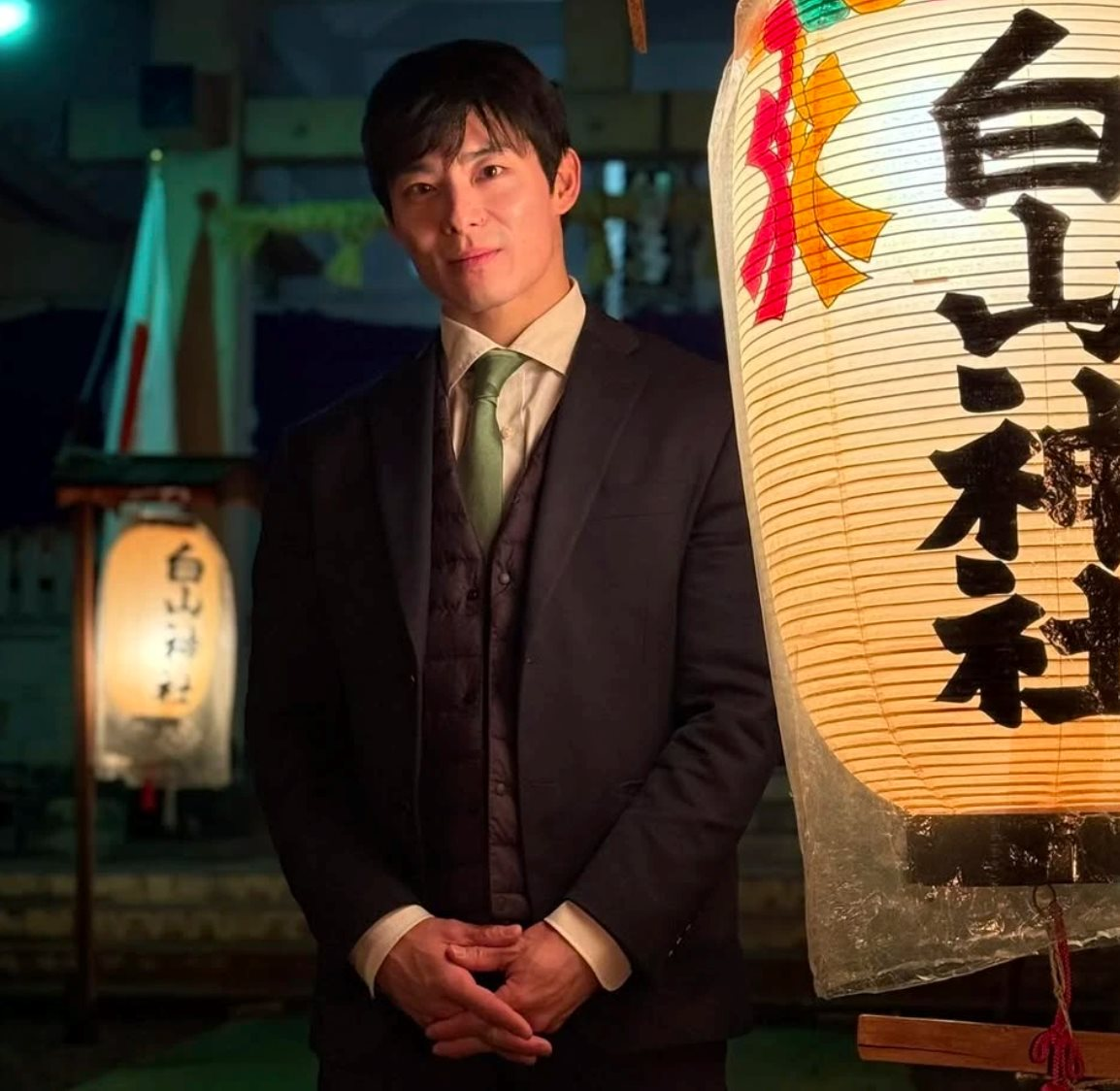 Thống đốc sinh năm 1990 g&acirc;y b&atilde;o to&agrave;n c&otilde;i mạng Nhật Bản: Đẹp trai như t&agrave;i tử điện ảnh, sở hữu 2 bằng cử nh&acirc;n, 1 bằng thạc sĩ tại Mỹ- Ảnh 4.