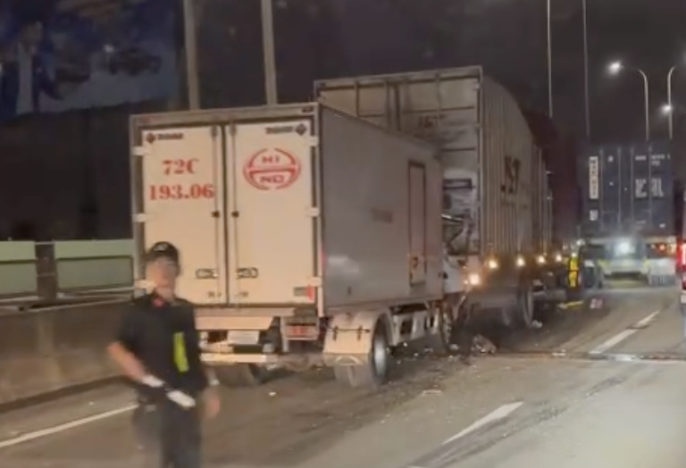 Clip va chạm t&oacute;e lửa tr&ecirc;n cao tốc TPHCM - Long Th&agrave;nh, 1 t&agrave;i xế tử vong- Ảnh 1.