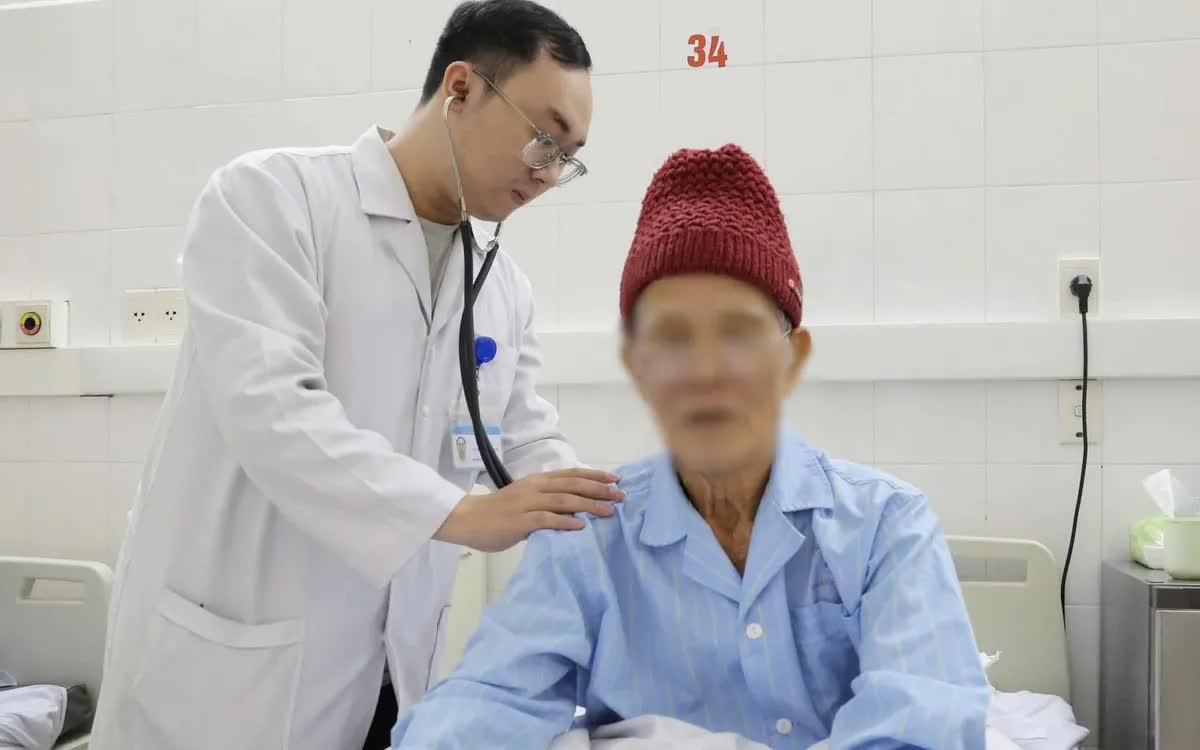 Ph&uacute;t c&acirc;n n&atilde;o trong ph&ograve;ng can thiệp cứu bệnh nh&acirc;n 86 tuổi sốc tim nguy kịch- Ảnh 1.