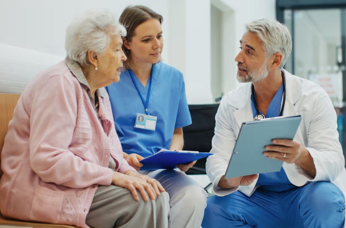 B&aacute;c sĩ hỏi bệnh nh&acirc;n 103 tuổi b&iacute; quyết sống thọ, c&acirc;u trả lời khiến ai cũng bất ngờ- Ảnh 1.