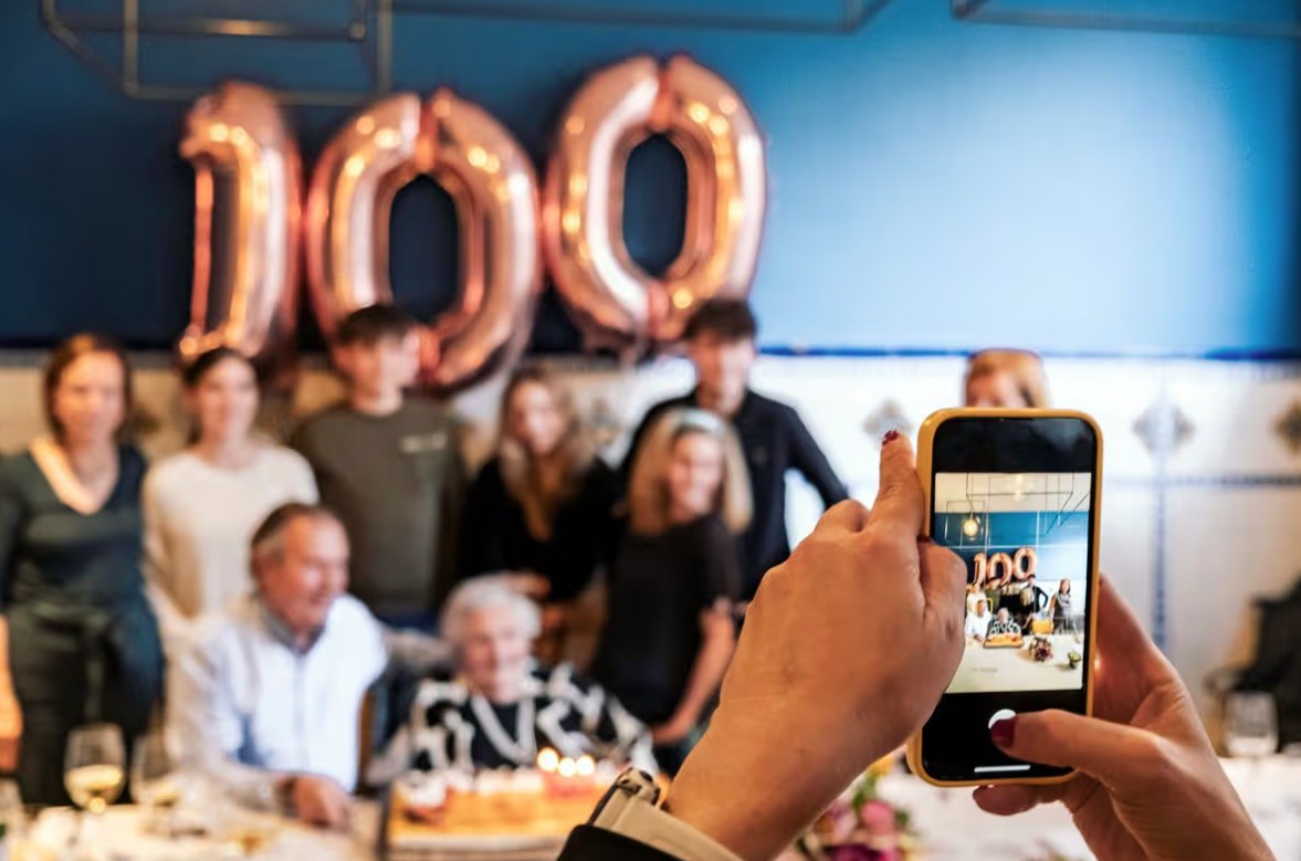 B&aacute;c sĩ hỏi bệnh nh&acirc;n 103 tuổi b&iacute; quyết sống thọ, c&acirc;u trả lời khiến ai cũng bất ngờ- Ảnh 2.