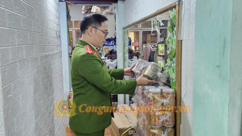 Bắt quả tang chủ shop đang đ&oacute;ng g&oacute;i 536 hộp g&agrave; kh&ocirc;, &ocirc; mai, m&iacute;t sấy chuẩn bị b&aacute;n Tết: Lộ nguồn cung thực phẩm tr&ocirc;i nổi từ H&agrave; Nội- Ảnh 2.