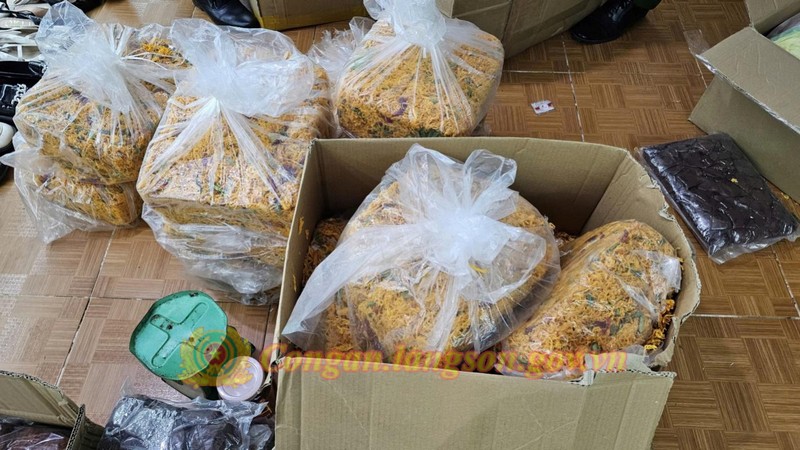 Bắt quả tang chủ shop đang đ&oacute;ng g&oacute;i 536 hộp g&agrave; kh&ocirc;, &ocirc; mai, m&iacute;t sấy chuẩn bị b&aacute;n Tết: Lộ nguồn cung thực phẩm tr&ocirc;i nổi từ H&agrave; Nội- Ảnh 3.