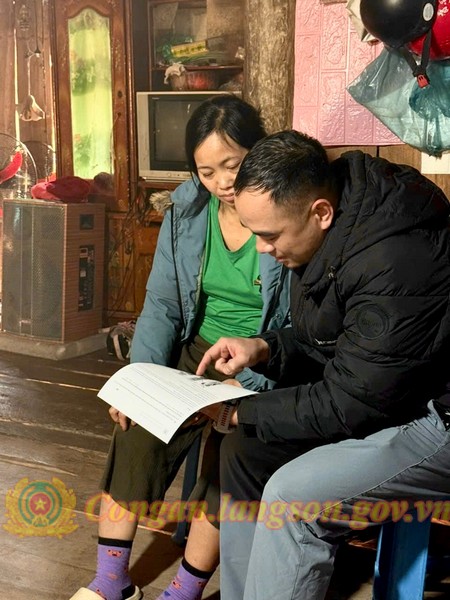 Người phụ nữ SN 1975 t&igrave;m c&aacute;ch chuyển 15 triệu đồng v&agrave;o t&agrave;i khoản lạ để nhận th&ugrave;ng h&agrave;ng ngay s&aacute;t Tết: C&ocirc;ng an lập tức đến nh&agrave; l&agrave;m việc- Ảnh 1.