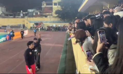 Văn Hậu h&ocirc;n Do&atilde;n Hải My giữa s&acirc;n H&agrave;ng Đẫy trước h&agrave;ng ng&agrave;n kh&aacute;n giả g&acirc;y x&ocirc;n xao- Ảnh 3.