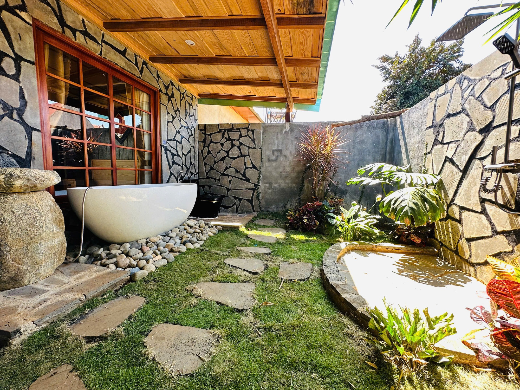 Nam nghệ sĩ đ&igrave;nh đ&aacute;m đổ hết tiền v&agrave;o x&acirc;y khu nghỉ dưỡng 10.000 m2 ở Di Linh, quy m&ocirc; cho&aacute;ng ngợp- Ảnh 5.