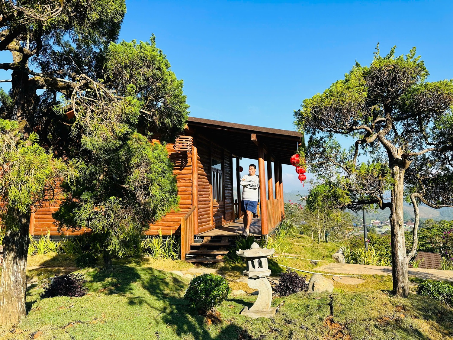 Nam nghệ sĩ đ&igrave;nh đ&aacute;m đổ hết tiền v&agrave;o x&acirc;y khu nghỉ dưỡng 10.000 m2 ở Di Linh, quy m&ocirc; cho&aacute;ng ngợp- Ảnh 1.