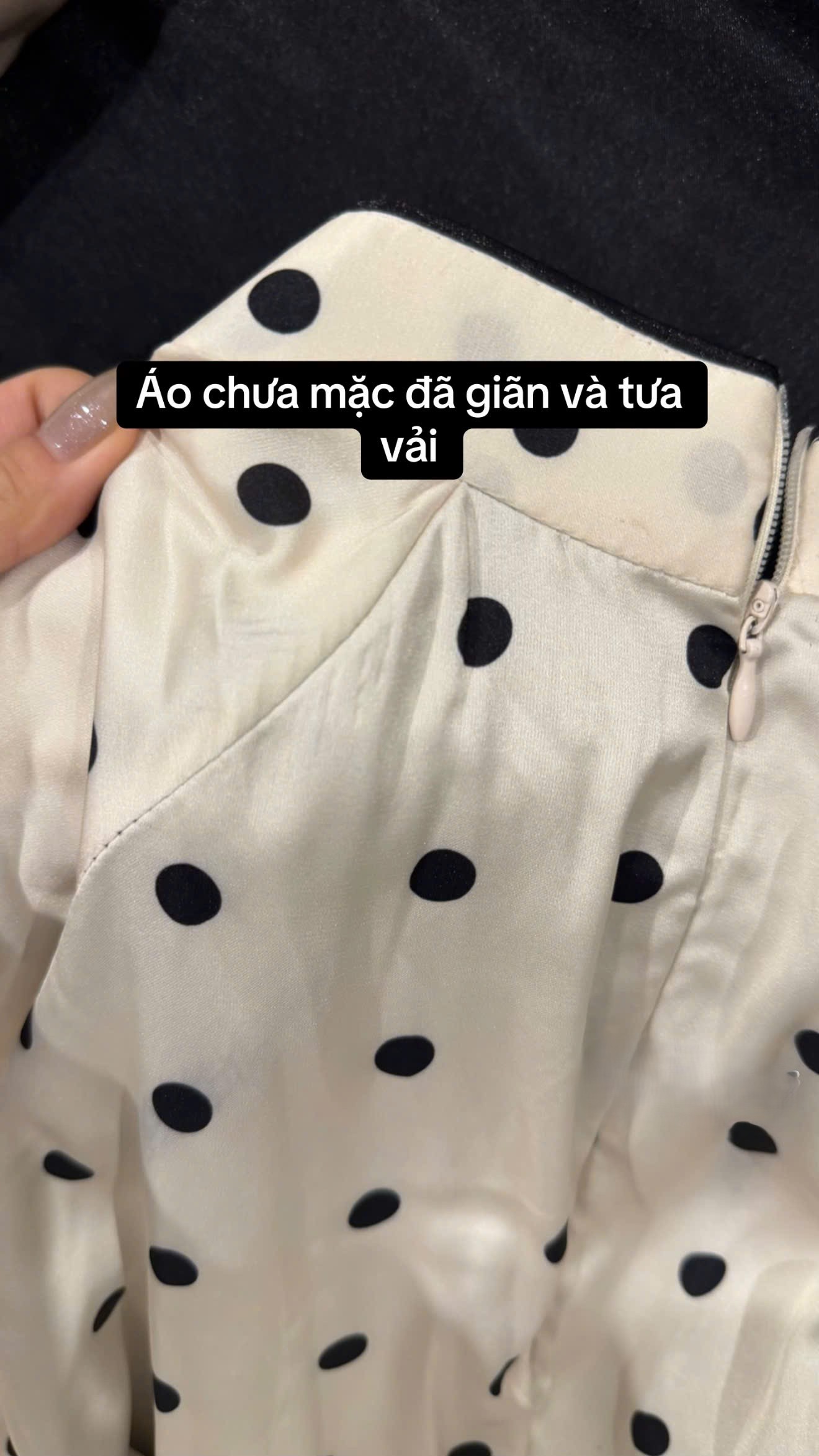 C&ocirc; g&aacute;i kh&oacute;c th&eacute;t v&igrave; mua &aacute;o d&agrave;i 1,2 triệu kh&aacute;c xa ảnh mẫu, tức nhất l&agrave; th&aacute;i độ 