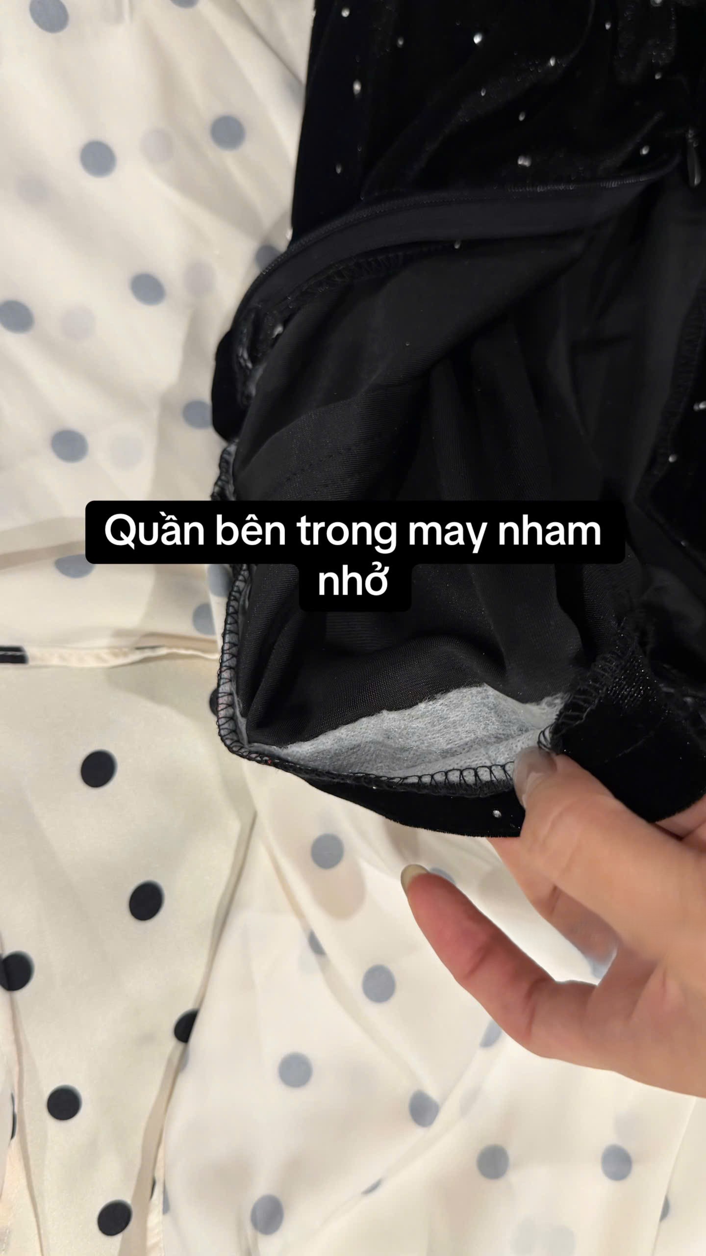 C&ocirc; g&aacute;i kh&oacute;c th&eacute;t v&igrave; mua &aacute;o d&agrave;i 1,2 triệu kh&aacute;c xa ảnh mẫu, tức nhất l&agrave; th&aacute;i độ 