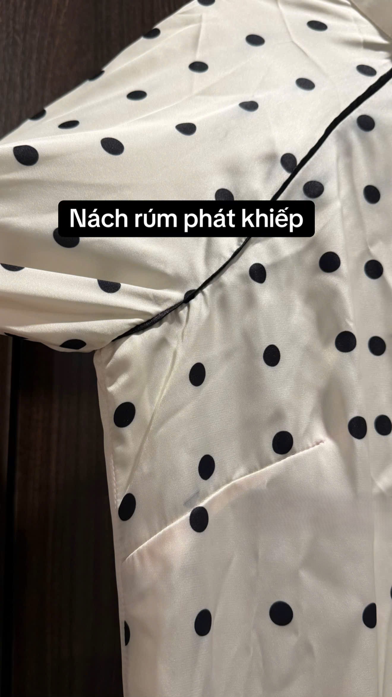 C&ocirc; g&aacute;i kh&oacute;c th&eacute;t v&igrave; mua &aacute;o d&agrave;i 1,2 triệu kh&aacute;c xa ảnh mẫu, tức nhất l&agrave; th&aacute;i độ 