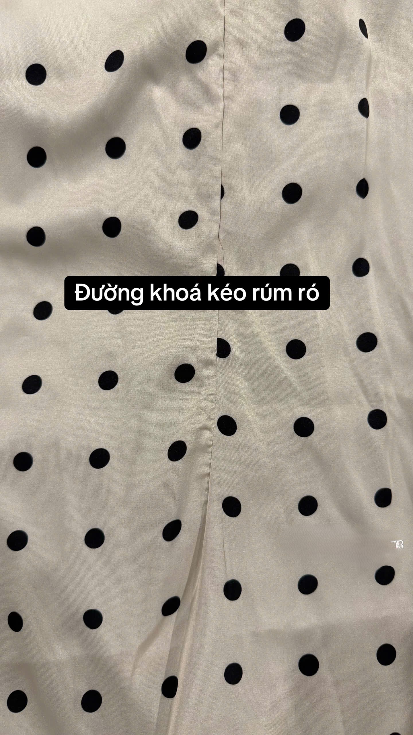 C&ocirc; g&aacute;i kh&oacute;c th&eacute;t v&igrave; mua &aacute;o d&agrave;i 1,2 triệu kh&aacute;c xa ảnh mẫu, tức nhất l&agrave; th&aacute;i độ 