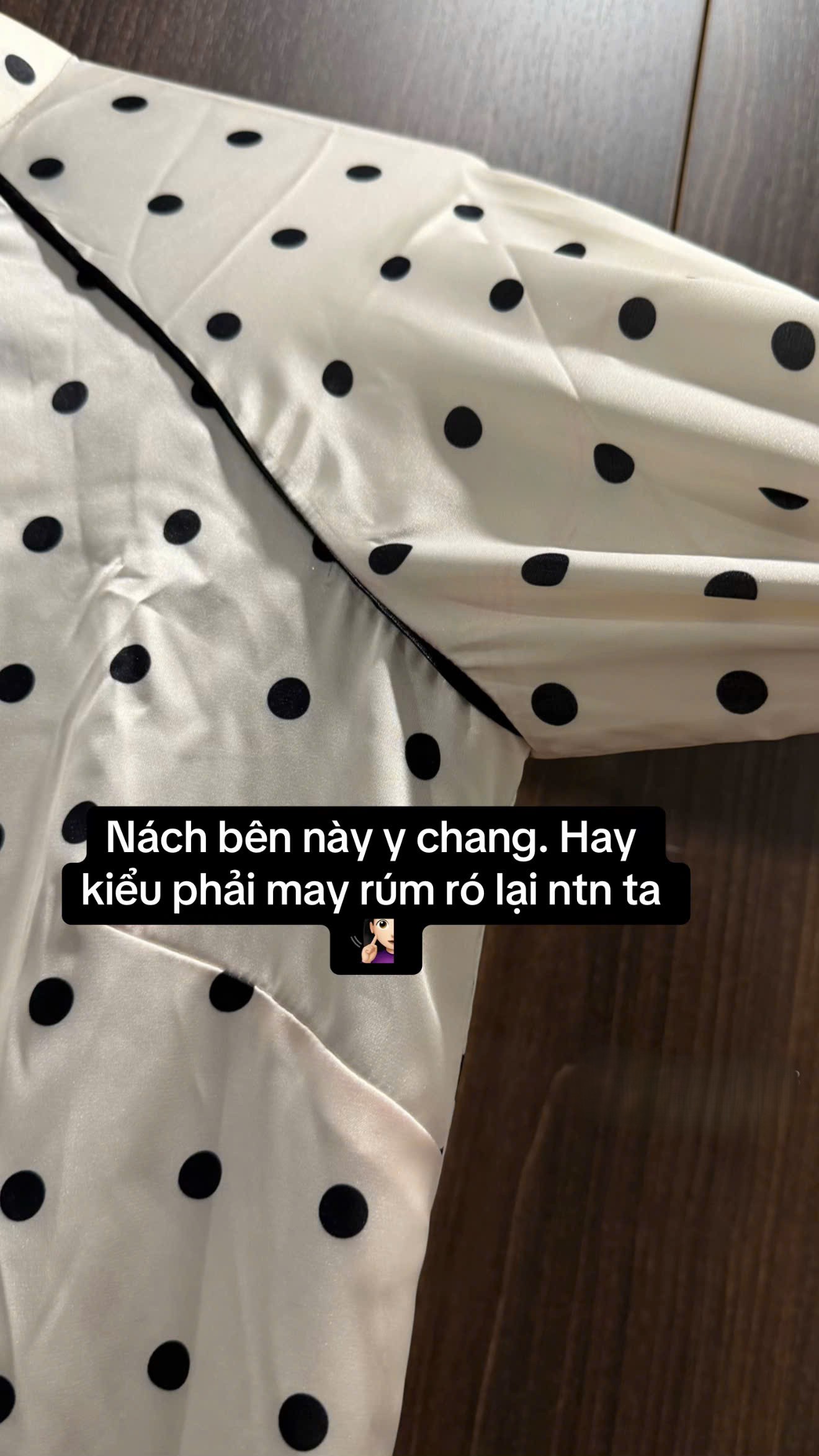 C&ocirc; g&aacute;i kh&oacute;c th&eacute;t v&igrave; mua &aacute;o d&agrave;i 1,2 triệu kh&aacute;c xa ảnh mẫu, tức nhất l&agrave; th&aacute;i độ 