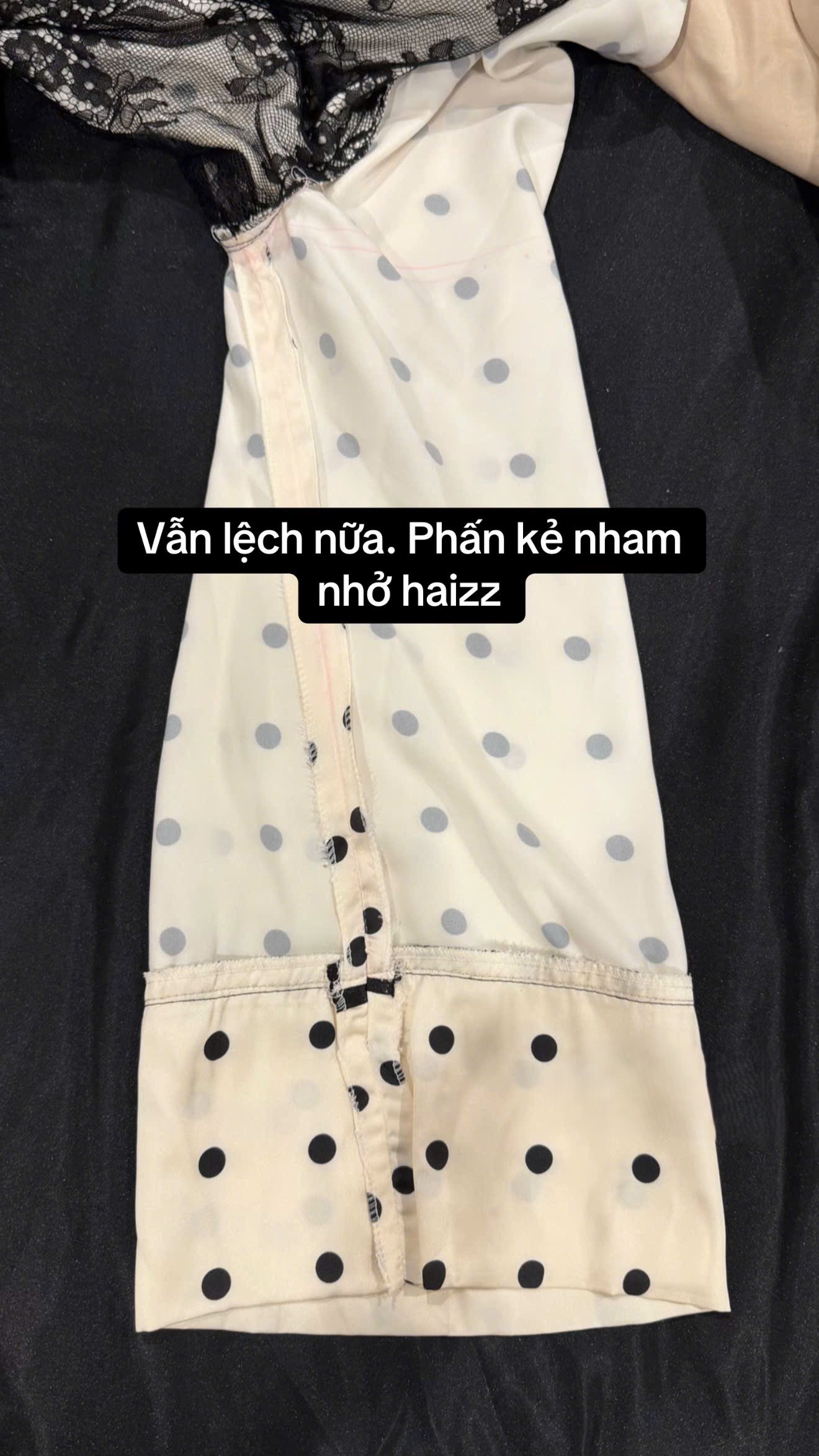 C&ocirc; g&aacute;i kh&oacute;c th&eacute;t v&igrave; mua &aacute;o d&agrave;i 1,2 triệu kh&aacute;c xa ảnh mẫu, tức nhất l&agrave; th&aacute;i độ 