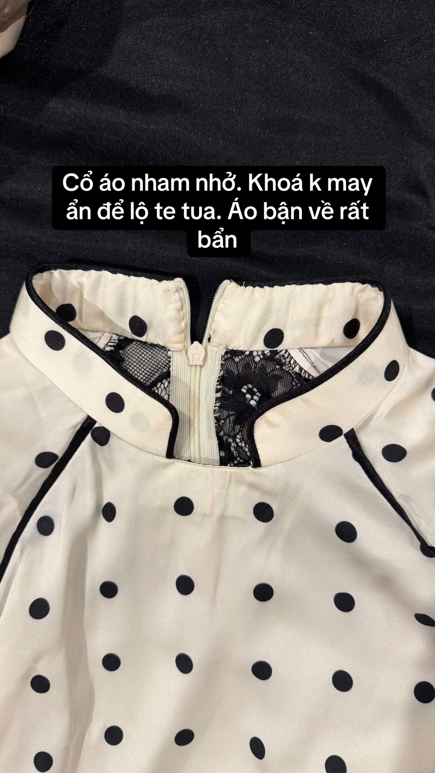 C&ocirc; g&aacute;i kh&oacute;c th&eacute;t v&igrave; mua &aacute;o d&agrave;i 1,2 triệu kh&aacute;c xa ảnh mẫu, tức nhất l&agrave; th&aacute;i độ 