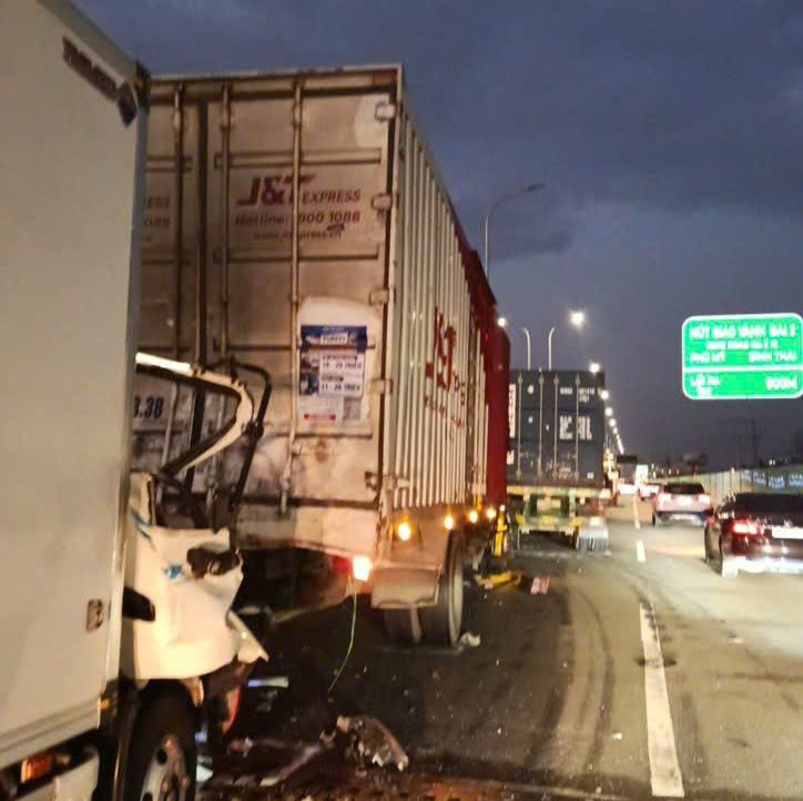 Clip va chạm t&oacute;e lửa tr&ecirc;n cao tốc TPHCM - Long Th&agrave;nh, 1 t&agrave;i xế tử vong- Ảnh 3.