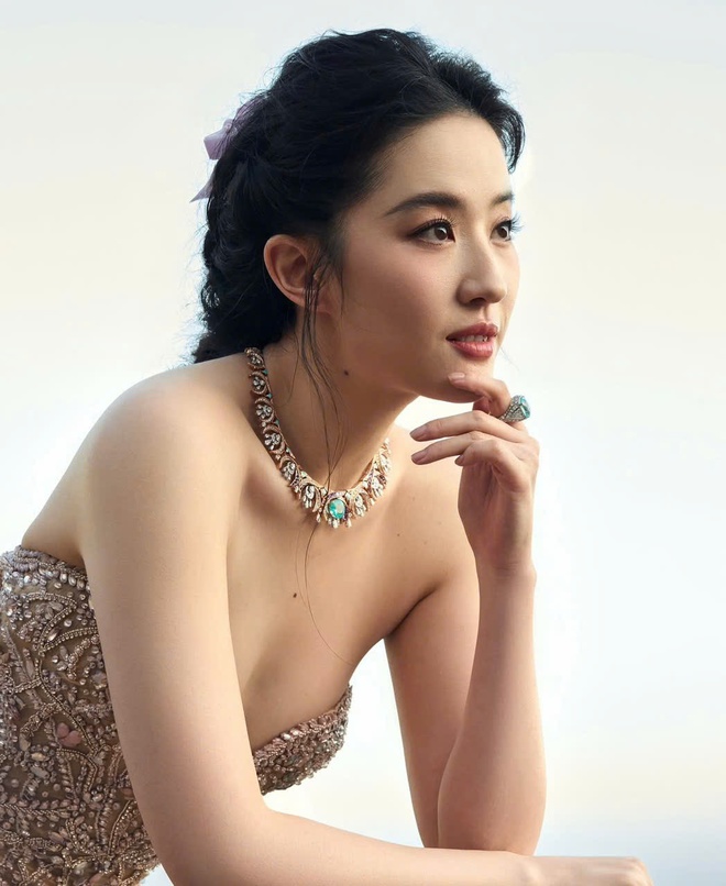 Lưu Diệc Phi khiến đỉnh sức BVLGARI t&agrave;ng h&igrave;nh- Ảnh 2.