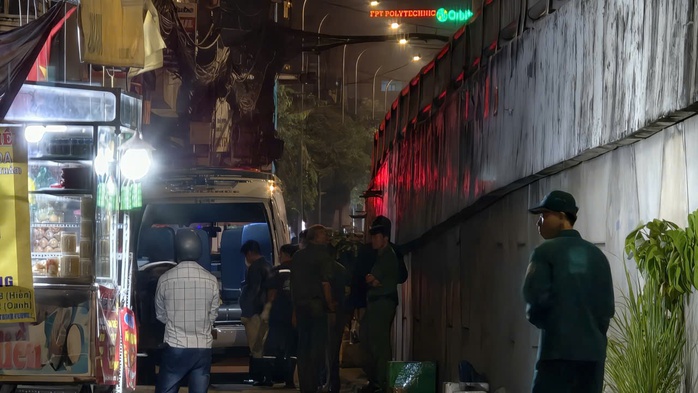 Ch&aacute;y nh&agrave; ở TPHCM khiến 3 mẹ con tử vong , C&ocirc;ng an điều tra nguy&ecirc;n nh&acirc;n - Ảnh 1.