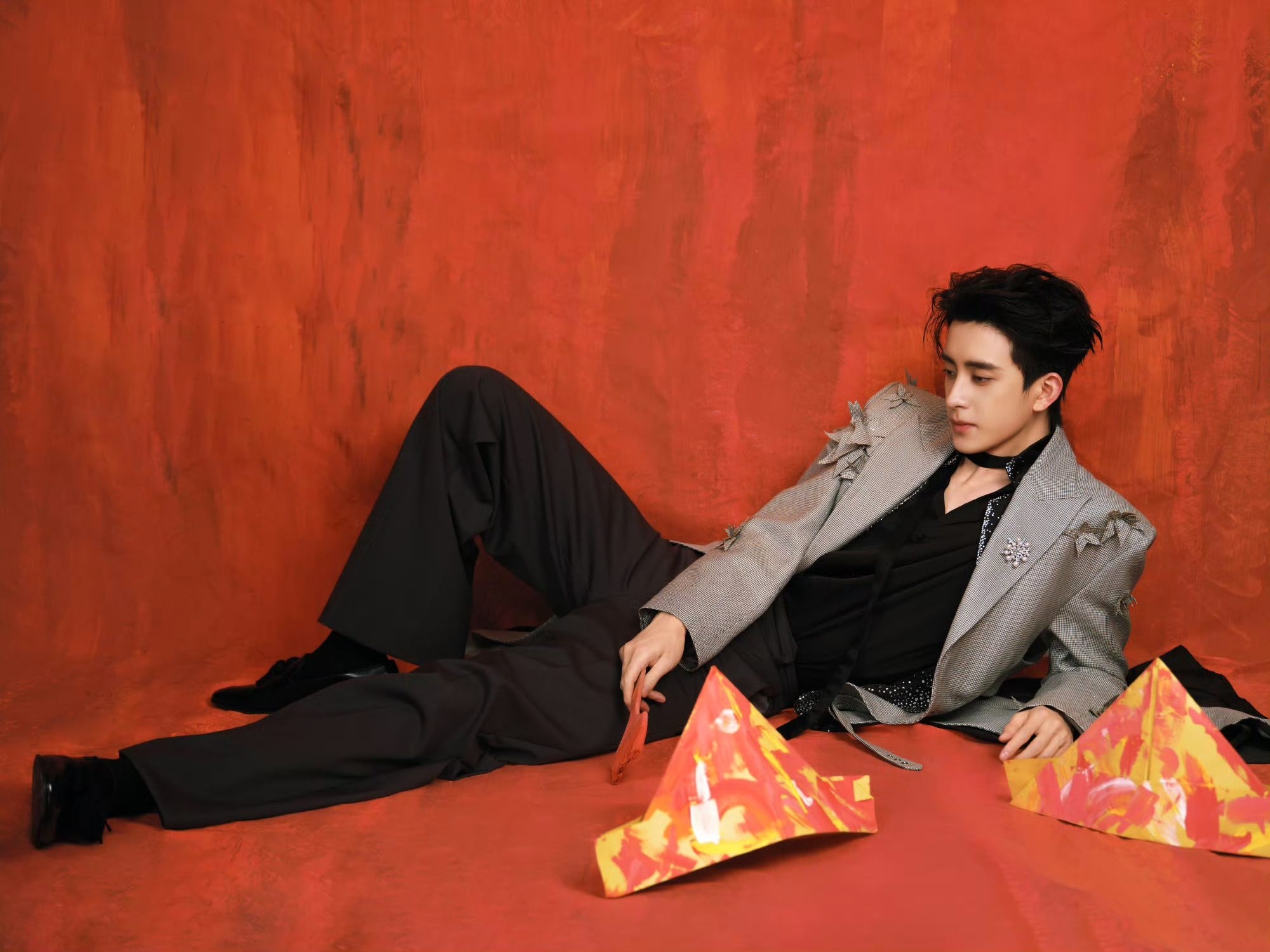 H&oacute;a đi&ecirc;n với ho&agrave;ng tử - c&ocirc;ng ch&uacute;a đẹp nhất Đ&ecirc;m Hội Weibo 2026: Visual s&aacute;ng rực khung h&igrave;nh, mang đ&aacute;m cưới đến gi&ugrave;m- Ảnh 5.