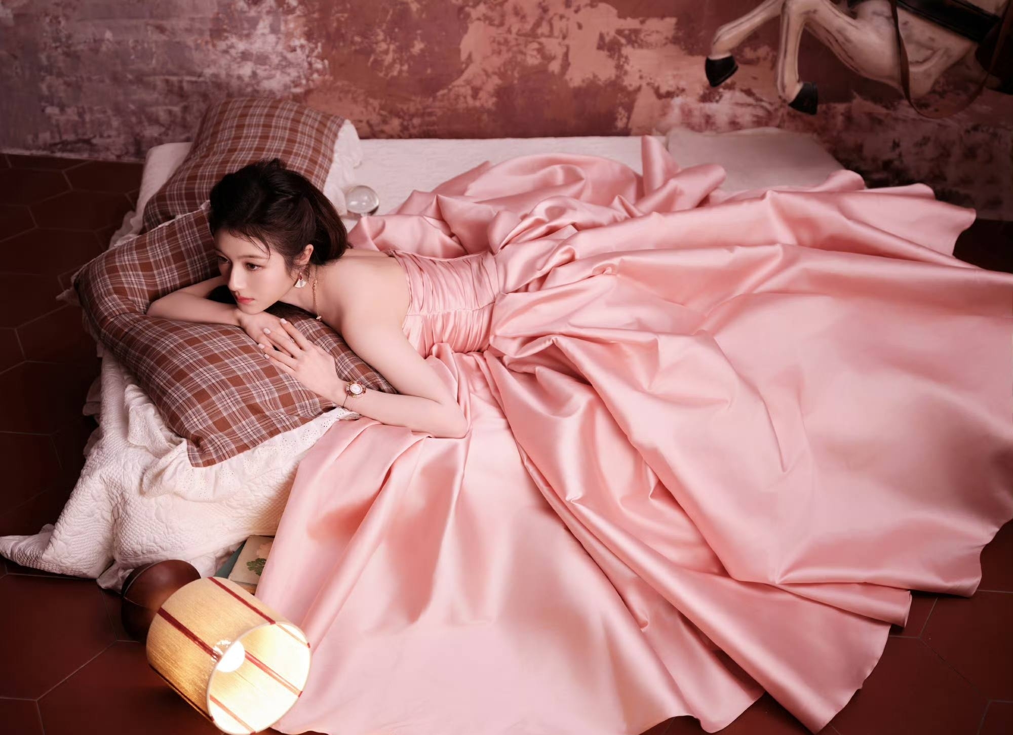 H&oacute;a đi&ecirc;n với ho&agrave;ng tử - c&ocirc;ng ch&uacute;a đẹp nhất Đ&ecirc;m Hội Weibo 2026: Visual s&aacute;ng rực khung h&igrave;nh, mang đ&aacute;m cưới đến gi&ugrave;m- Ảnh 2.