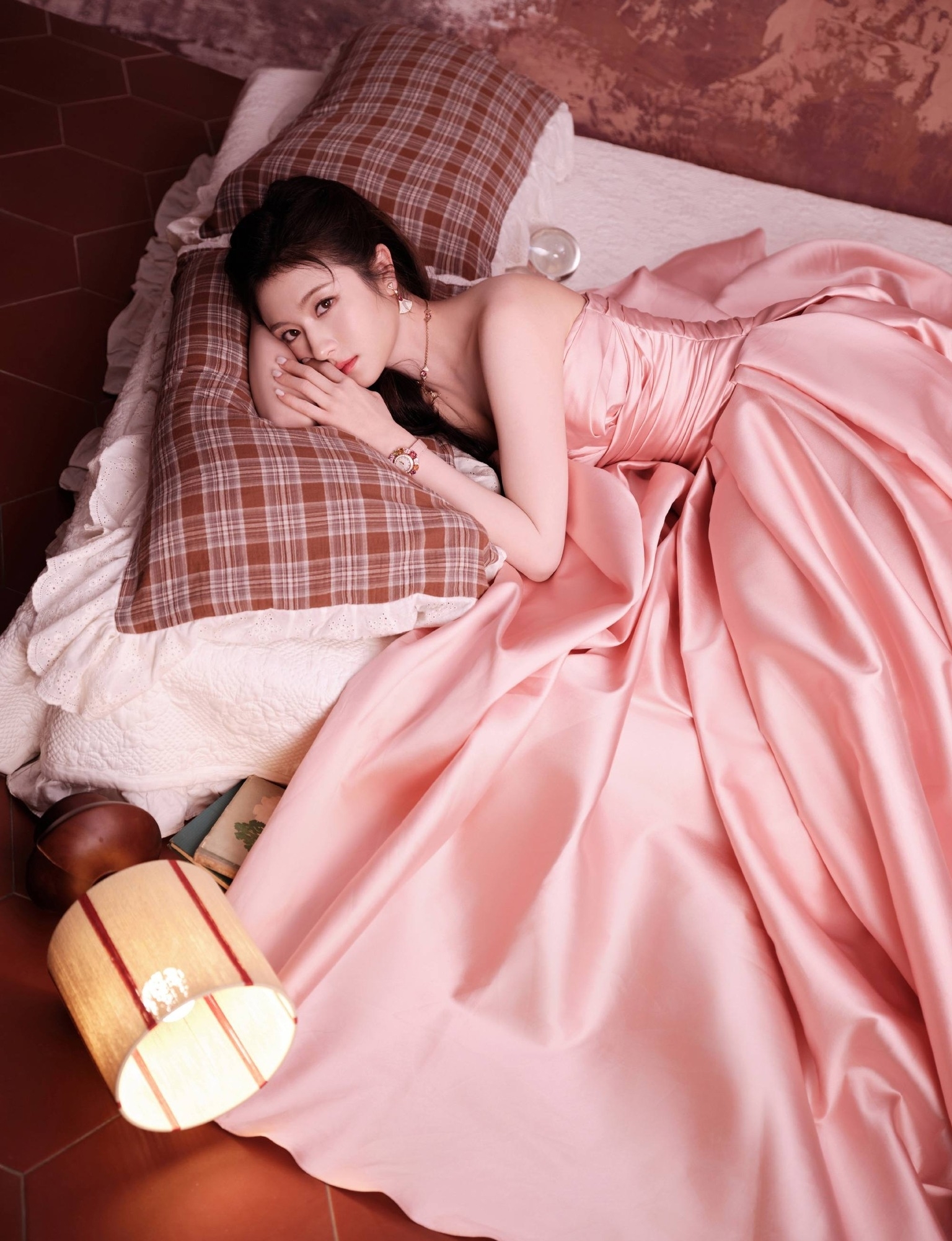 H&oacute;a đi&ecirc;n với ho&agrave;ng tử - c&ocirc;ng ch&uacute;a đẹp nhất Đ&ecirc;m Hội Weibo 2026: Visual s&aacute;ng rực khung h&igrave;nh, mang đ&aacute;m cưới đến gi&ugrave;m- Ảnh 3.