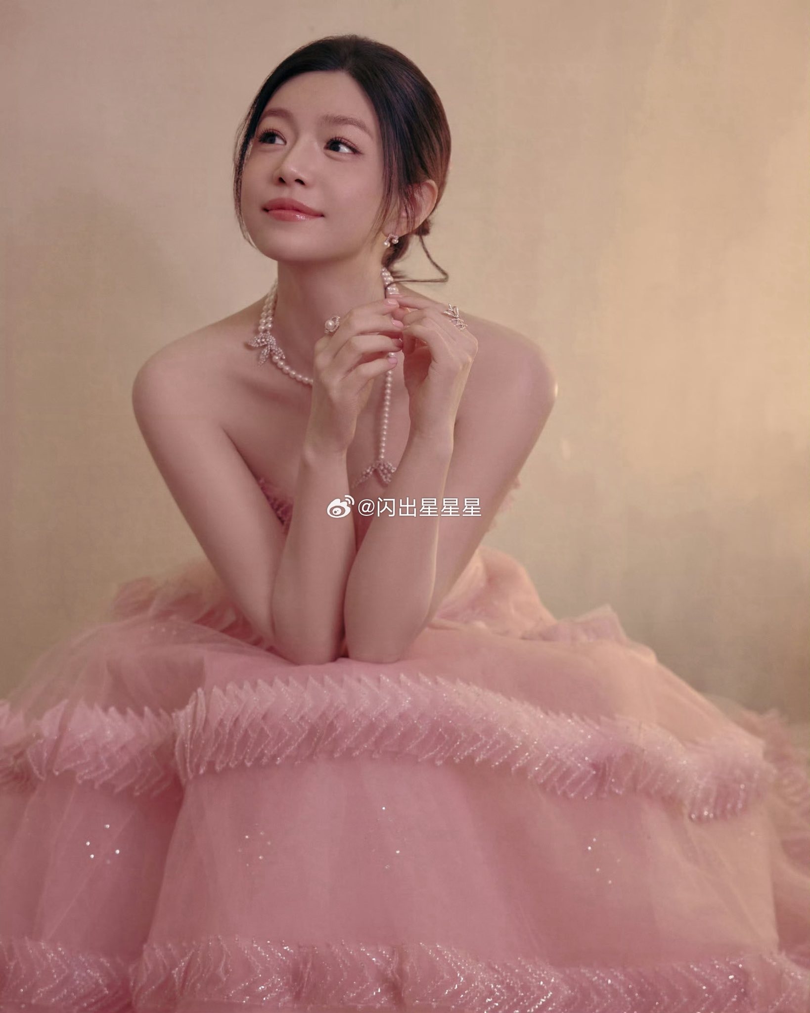 C&oacute; mỹ nh&acirc;n 42 tuổi n&agrave;o mơn mởn như quả đ&agrave;o mật thế n&agrave;y kh&ocirc;ng: Đẹp kh&ocirc;ng tả nổi, nh&igrave;n tưởng đ&acirc;u thiếu nữ- Ảnh 5.