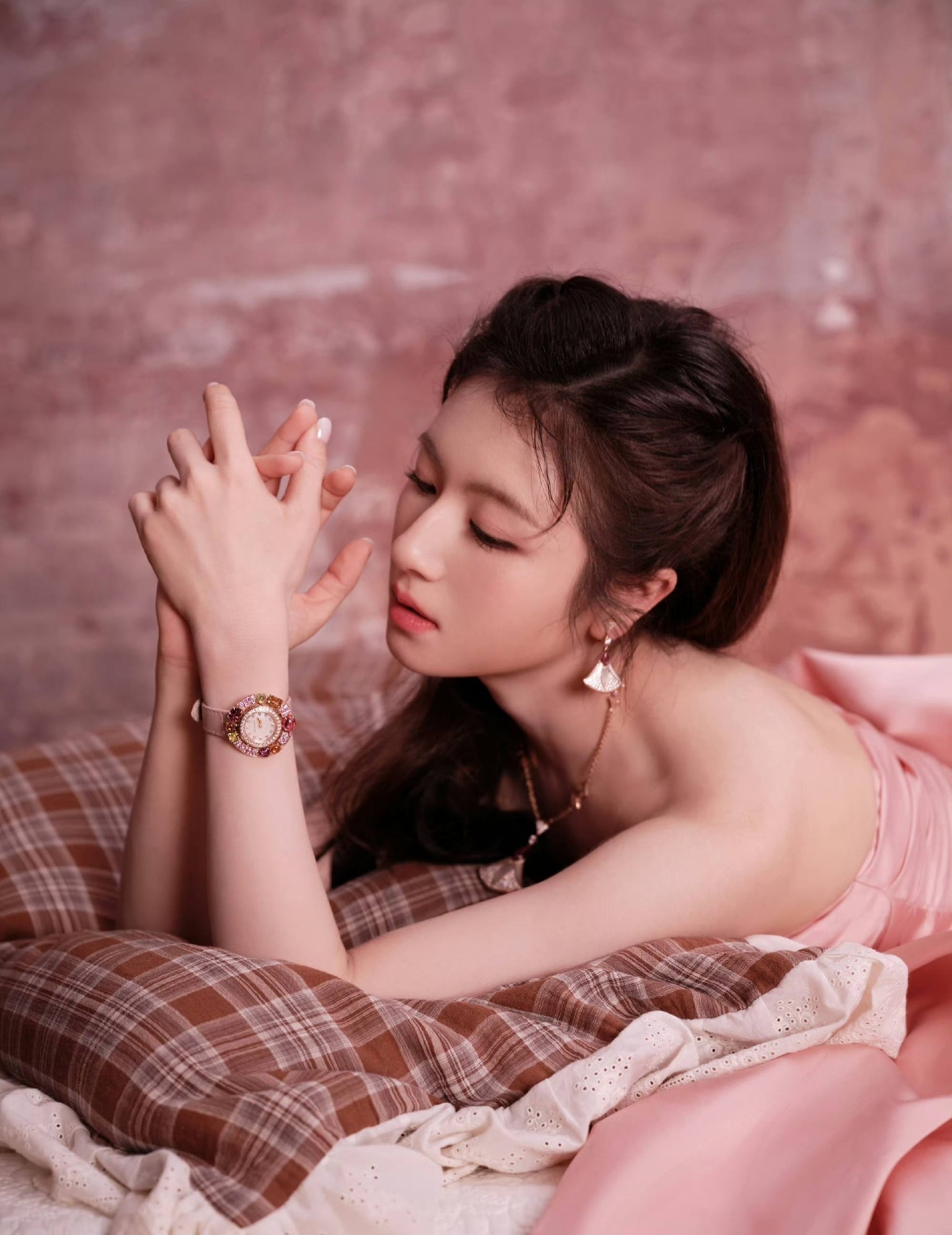 H&oacute;a đi&ecirc;n với ho&agrave;ng tử - c&ocirc;ng ch&uacute;a đẹp nhất Đ&ecirc;m Hội Weibo 2026: Visual s&aacute;ng rực khung h&igrave;nh, mang đ&aacute;m cưới đến gi&ugrave;m- Ảnh 1.