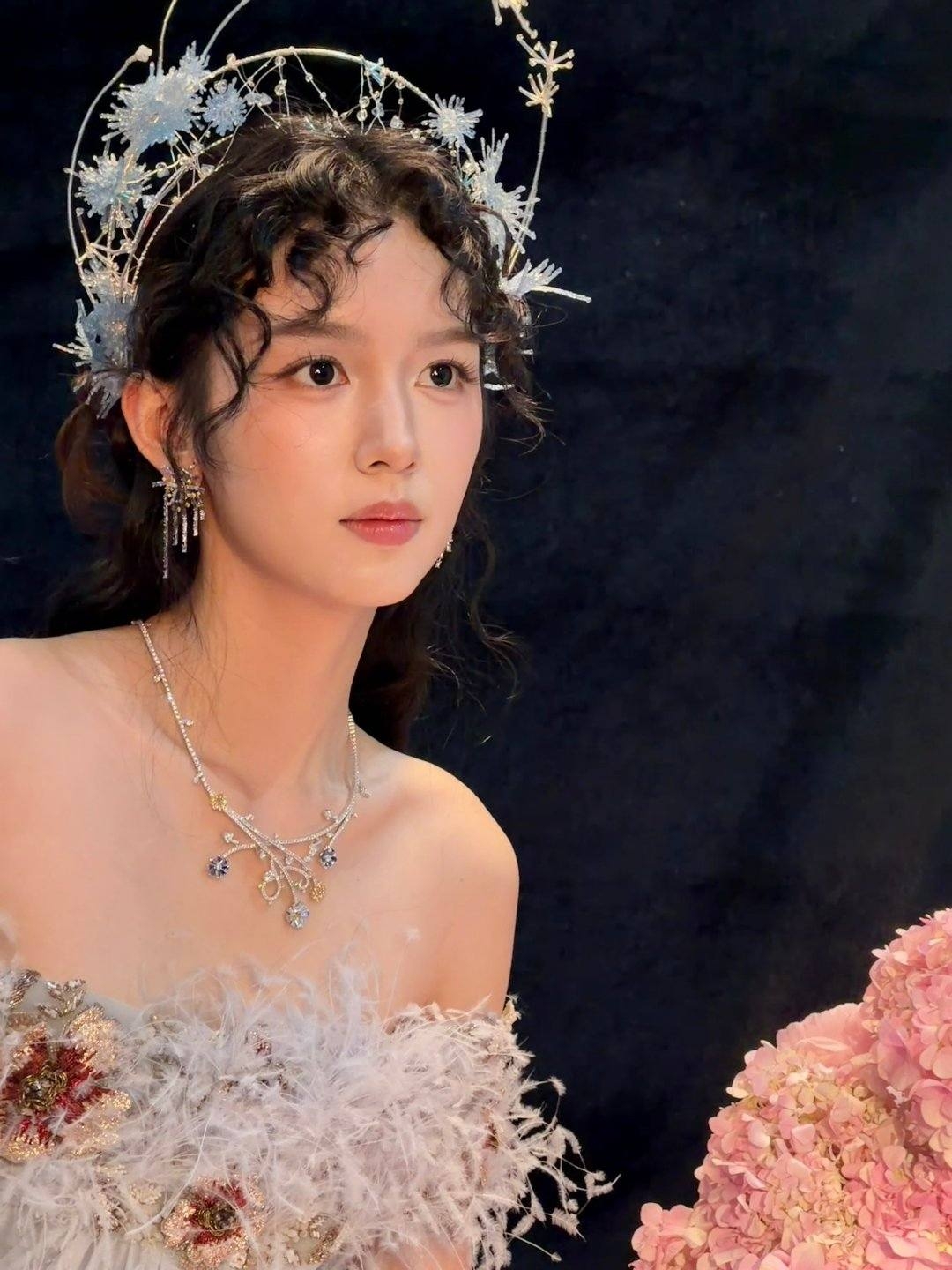 Kh&ocirc;ng thể tin đ&acirc;y l&agrave; mỹ nh&acirc;n đẹp chấn động thế gian: Thần nữ bước ra từ tranh sơn dầu, b&uacute;t n&agrave;o vẽ cho nổi- Ảnh 5.