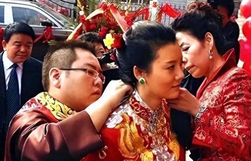 Nữ diễn vi&ecirc;n lấy chồng Chủ tịch: Đ&aacute;m cưới 500 m&acirc;m, 100 chiếc Rolls-Royce rước d&acirc;u v&agrave; c&uacute; sốc sau 15 th&aacute;ng chung nh&agrave;- Ảnh 4.