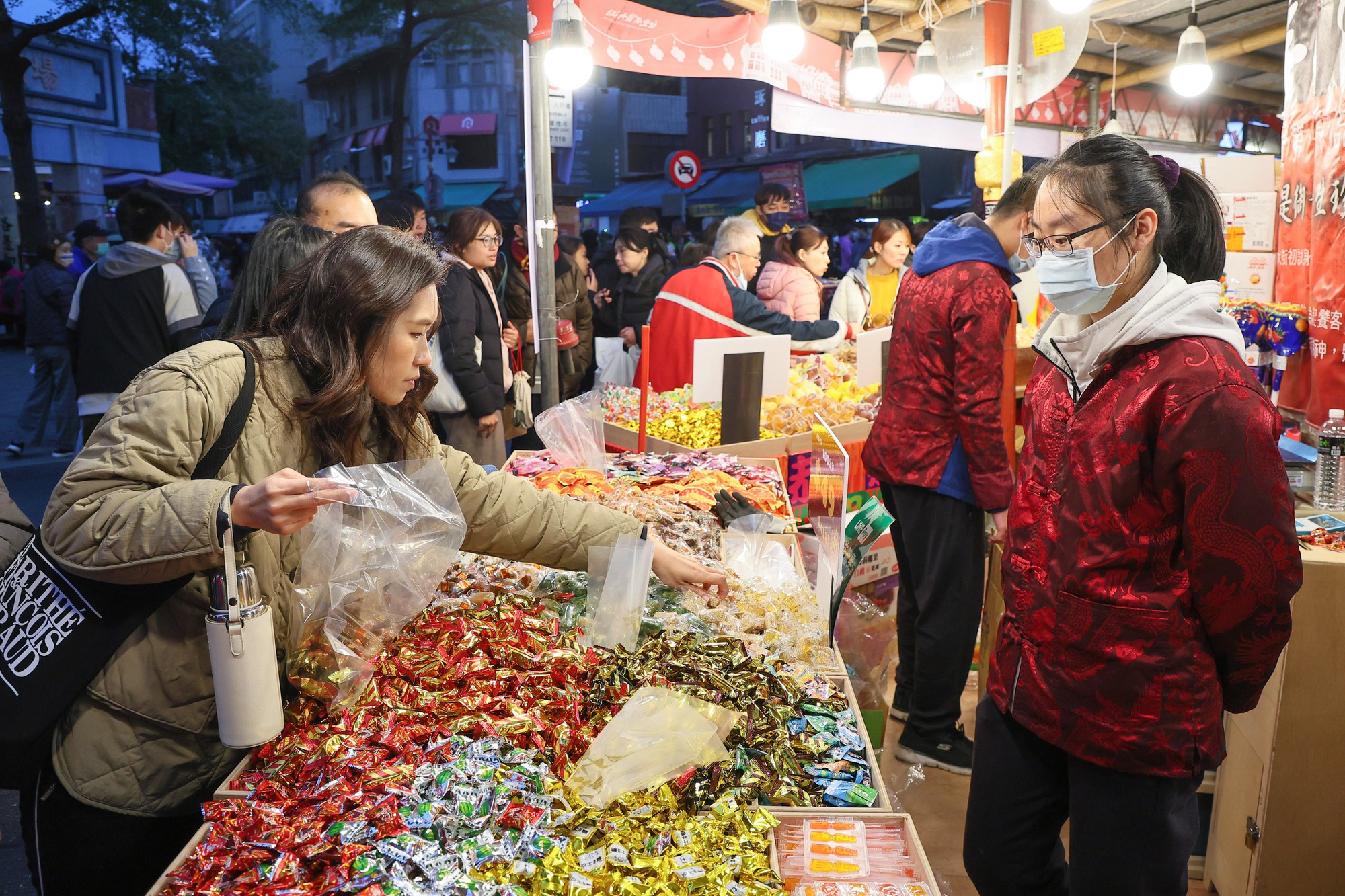 Đi chợ Tết tưởng dễ m&agrave; kh&oacute;: 6 