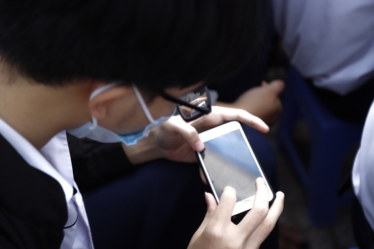 Phát hiện nội dung lạ trong iPad của con trai học lớp 8, bà mẹ ở TP.HCM bối rối không biết phải làm sao- Ảnh 1.