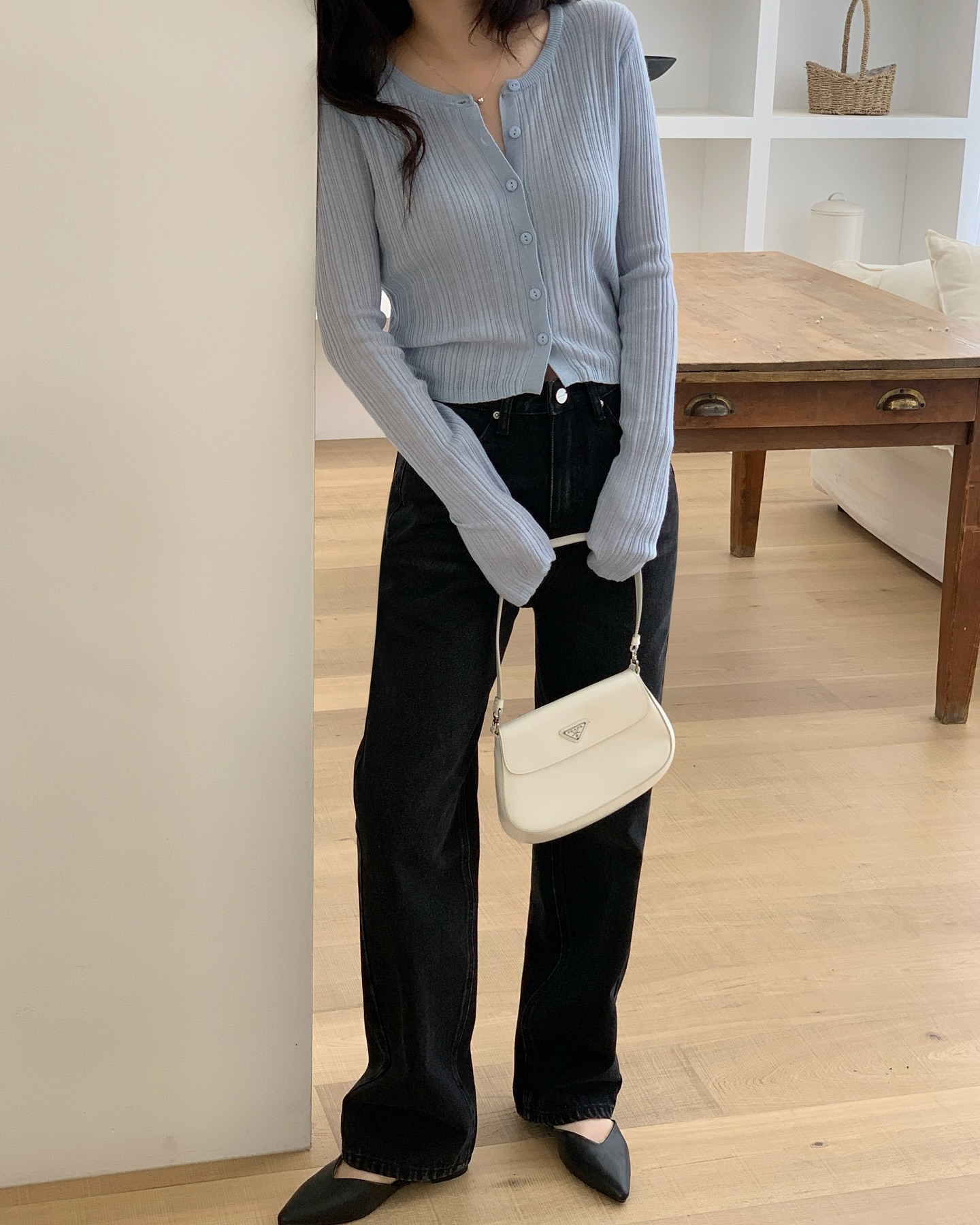 5 c&ocirc;ng thức mix quần đen chứng minh mặc c&agrave;ng đơn giản c&agrave;ng sang- Ảnh 3.