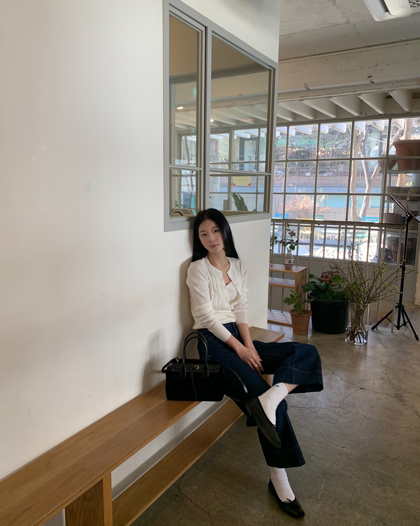 N&agrave;ng blogger mặc trang phục m&agrave;u trung t&iacute;nh mỗi ng&agrave;y, nhưng set n&agrave;o cũng đẹp miễn ch&ecirc;- Ảnh 6.