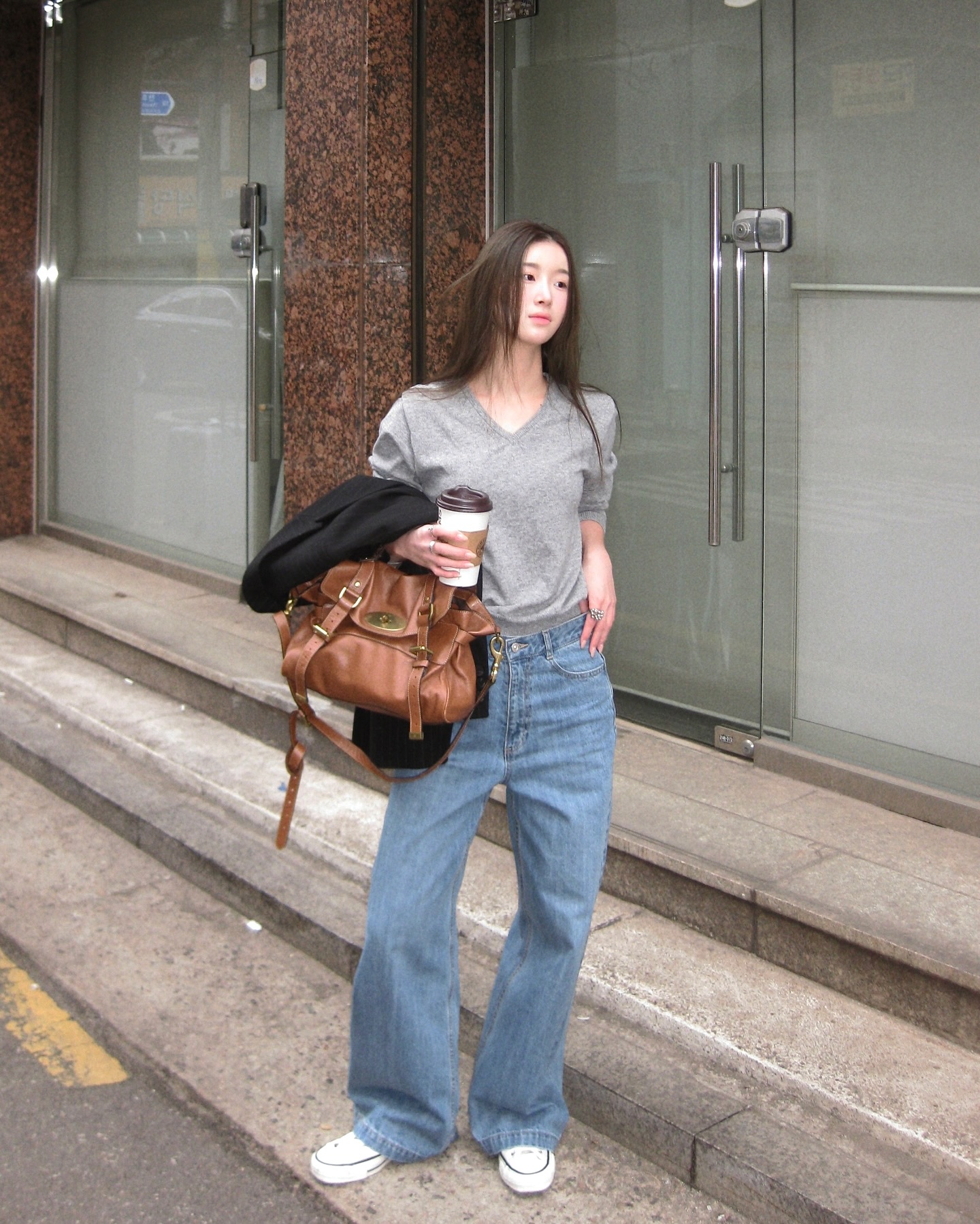 N&agrave;ng blogger mặc trang phục m&agrave;u trung t&iacute;nh mỗi ng&agrave;y, nhưng set n&agrave;o cũng đẹp miễn ch&ecirc;- Ảnh 5.