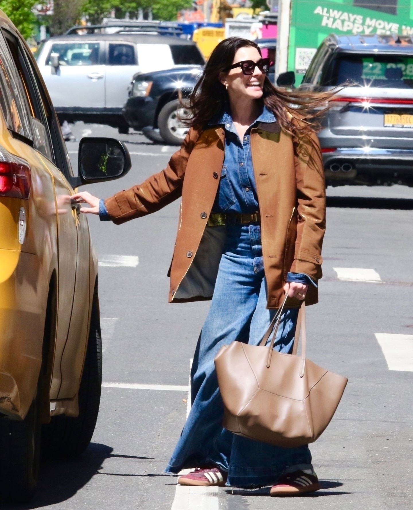 Anne Hathaway ở tuổi 44: Mặc quần jeans đẹp bất bại với 4 c&ocirc;ng thức- Ảnh 5.