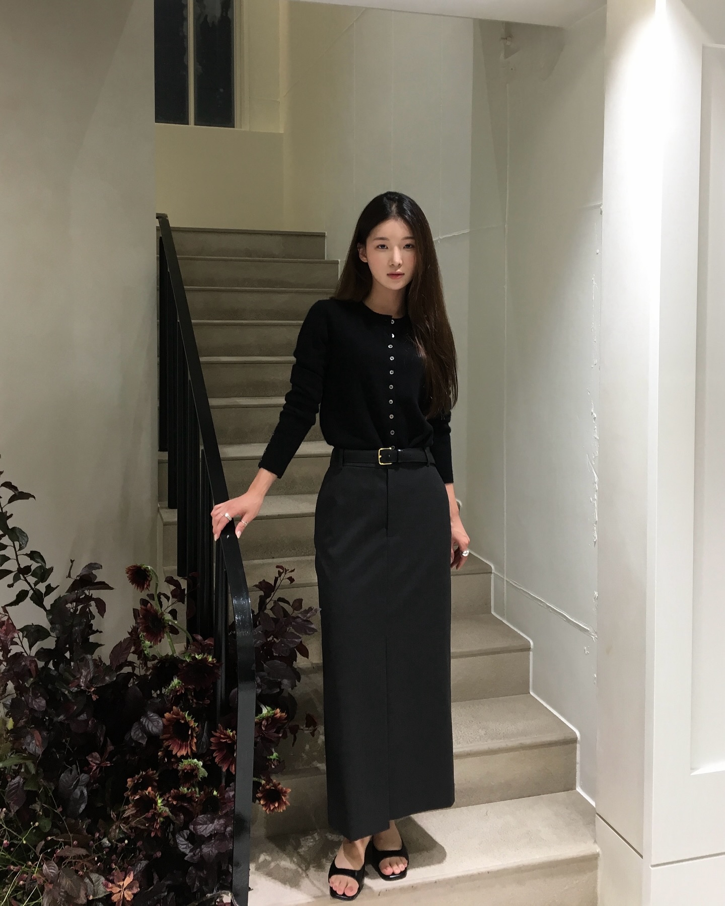 N&agrave;ng blogger mặc trang phục m&agrave;u trung t&iacute;nh mỗi ng&agrave;y, nhưng set n&agrave;o cũng đẹp miễn ch&ecirc;- Ảnh 3.