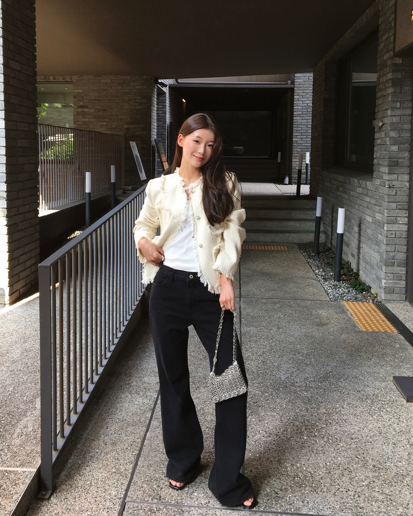 5 c&ocirc;ng thức mix quần đen chứng minh mặc c&agrave;ng đơn giản c&agrave;ng sang- Ảnh 9.